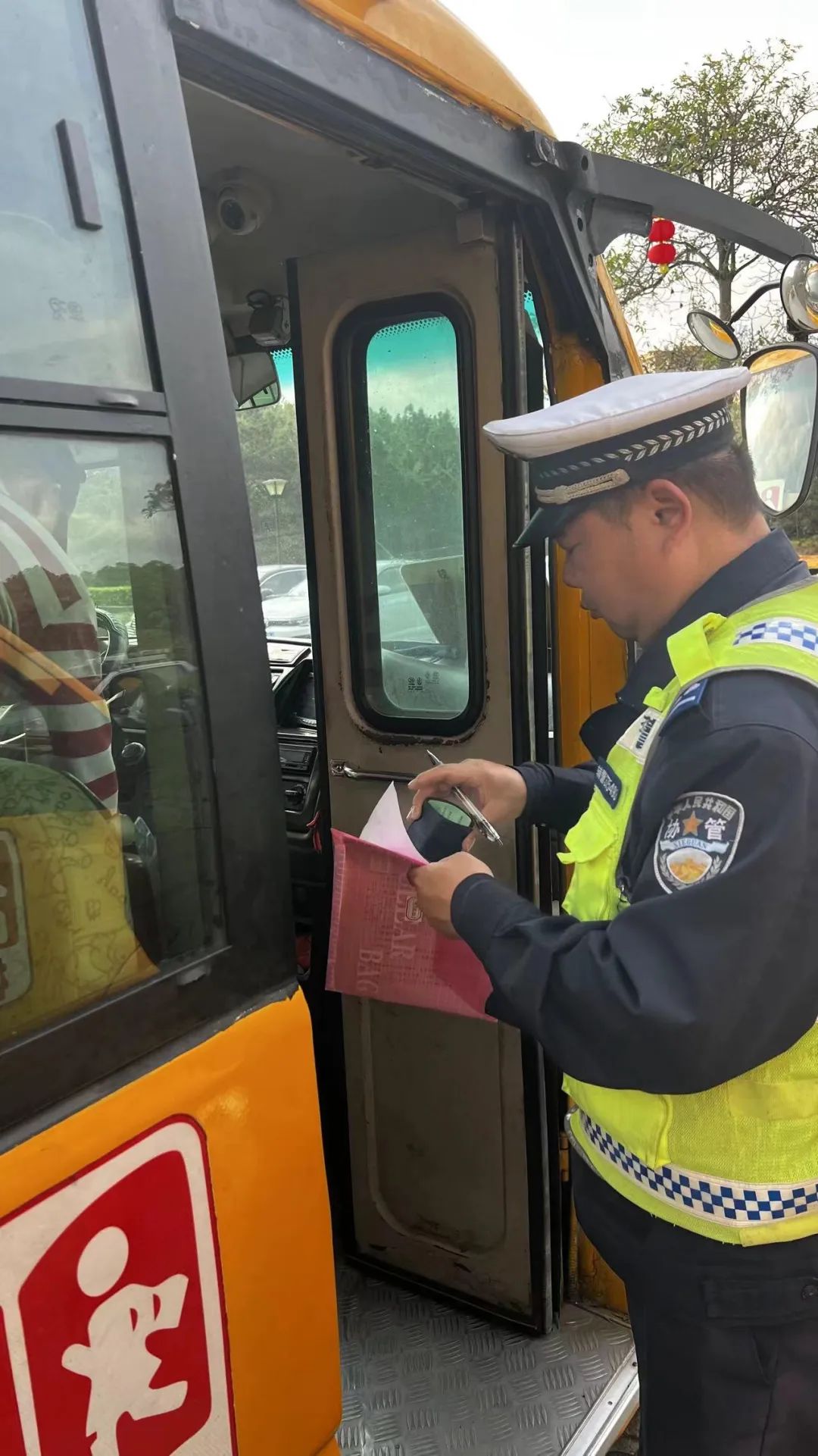 未雨綢繆,小心能駛萬年船——鶴城鎮開展2024年春季開學前校車安全檢查 圖片