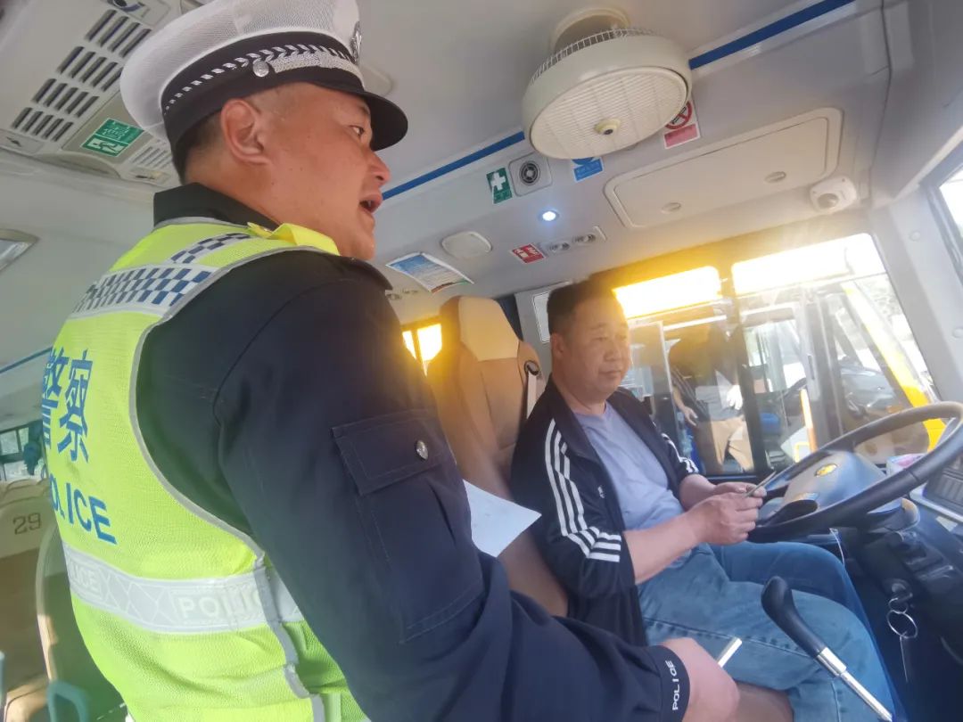 未雨綢繆,小心能駛萬年船——鶴城鎮開展2024年春季開學前校車安全檢查 圖片