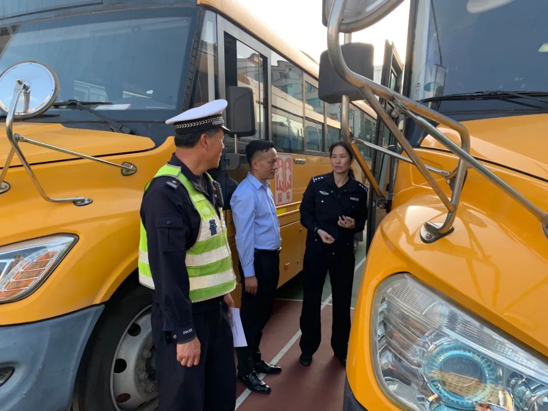 護航開學(xué)季 | 潮南交警開展校車安全檢查和校車司機安全宣傳教育 圖片