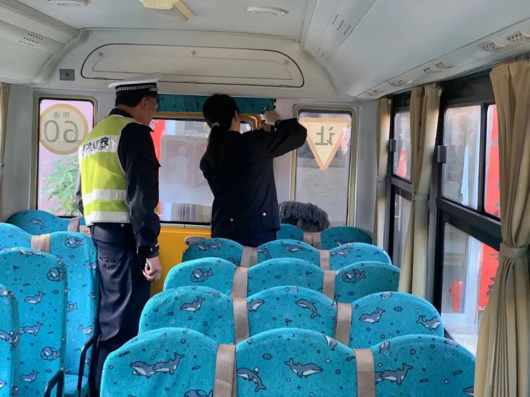 護航開學(xué)季 | 潮南交警開展校車安全檢查和校車司機安全宣傳教育 圖片