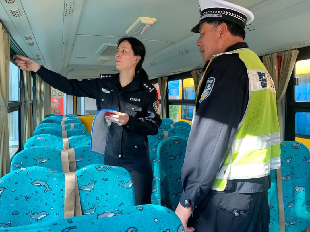 護航開學(xué)季 | 潮南交警開展校車安全檢查和校車司機安全宣傳教育 圖片