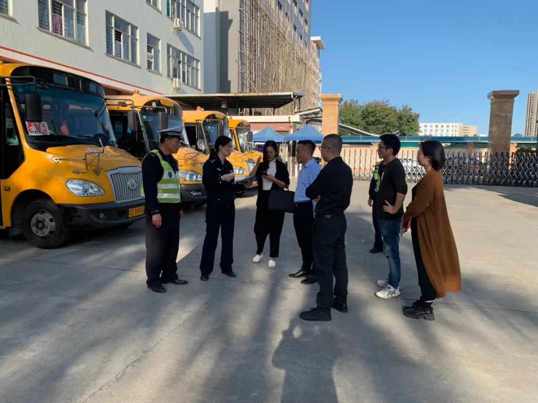 護航開學(xué)季 | 潮南交警開展校車安全檢查和校車司機安全宣傳教育 圖片
