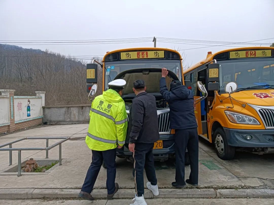 護航開學季,筑牢學生平安上學路——行千里校車開展安全大檢查 護航開學季,筑牢學生平安上學路——行千里校車開展安全大檢查