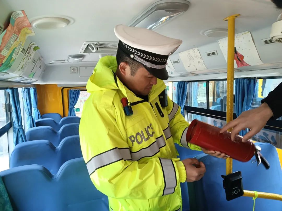 護航開學季,筑牢學生平安上學路——行千里校車開展安全大檢查 護航開學季,筑牢學生平安上學路——行千里校車開展安全大檢查
