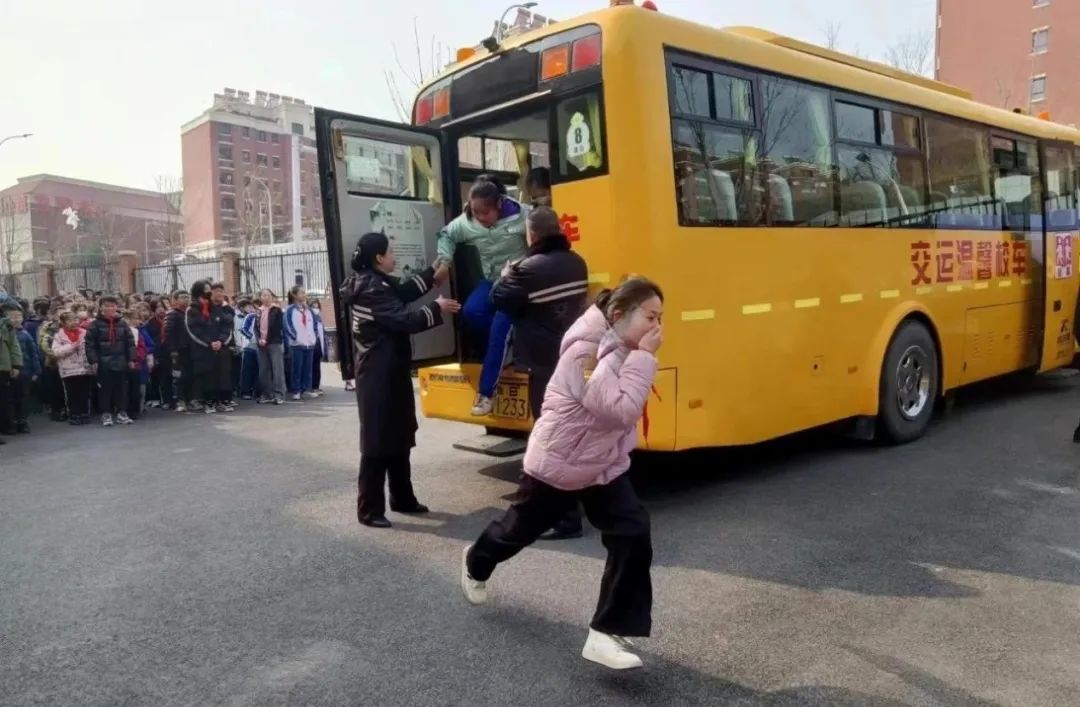 全環境立德樹人｜“演練不松懈 安全伴我行”校車應急逃生演練活動
