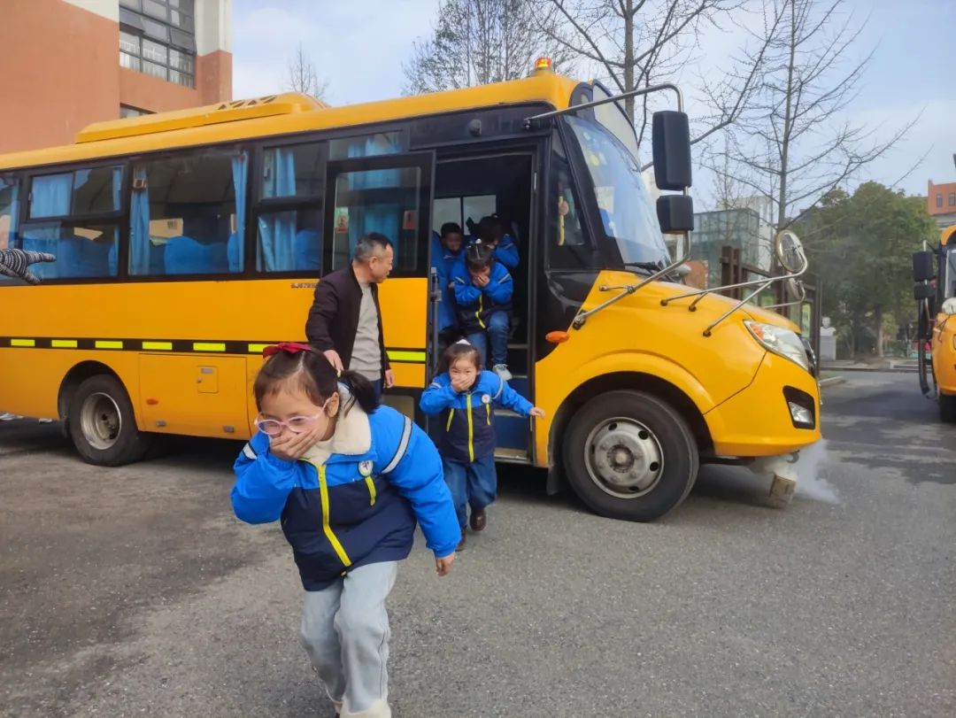 擰緊校車(chē)“安全閥” 筑牢學(xué)生“平安墻” 圖片