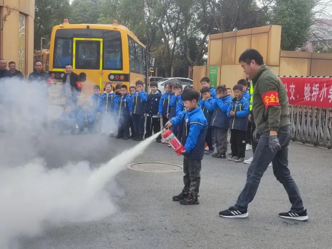 擰緊校車(chē)“安全閥” 筑牢學(xué)生“平安墻” 圖片