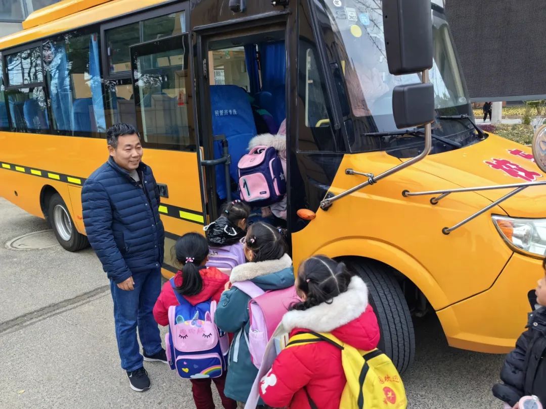 擰緊校車(chē)“安全閥” 筑牢學(xué)生“平安墻” 圖片