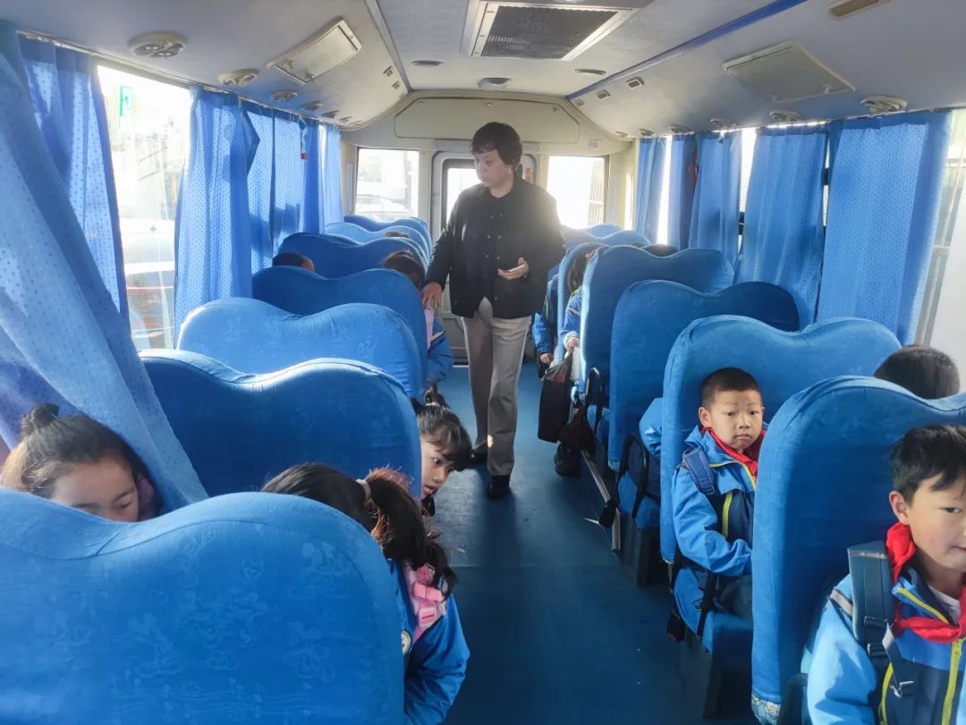 擰緊校車(chē)“安全閥” 筑牢學(xué)生“平安墻” 圖片