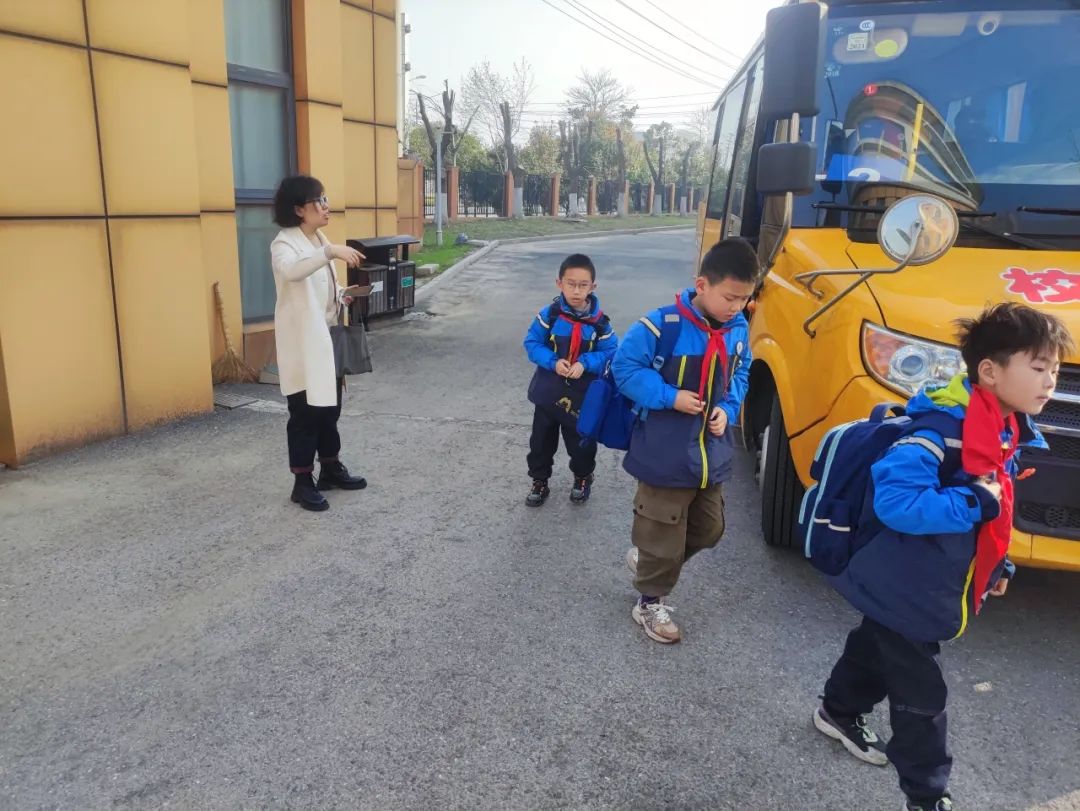 擰緊校車(chē)“安全閥” 筑牢學(xué)生“平安墻” 圖片