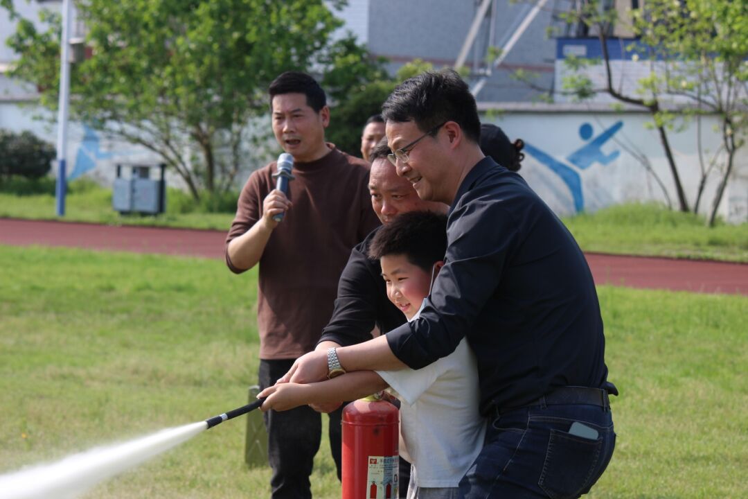嵊州長運:守護未來,長運校車安全演練 嵊州長運:守護未來,長運校車安全演練