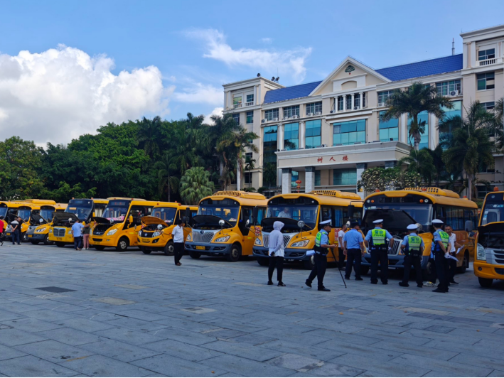 吉陽區教育局聯合相關部門開展校車安全專項檢查/ 圖片