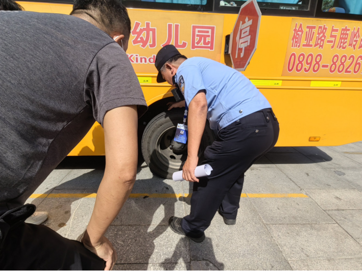 吉陽區教育局聯合相關部門開展校車安全專項檢查/ 圖片