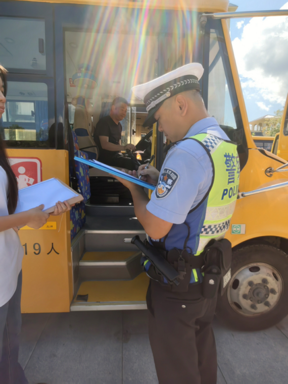 吉陽區教育局聯合相關部門開展校車安全專項檢查/ 吉陽區教育局聯合相關部門開展校車安全專項檢查