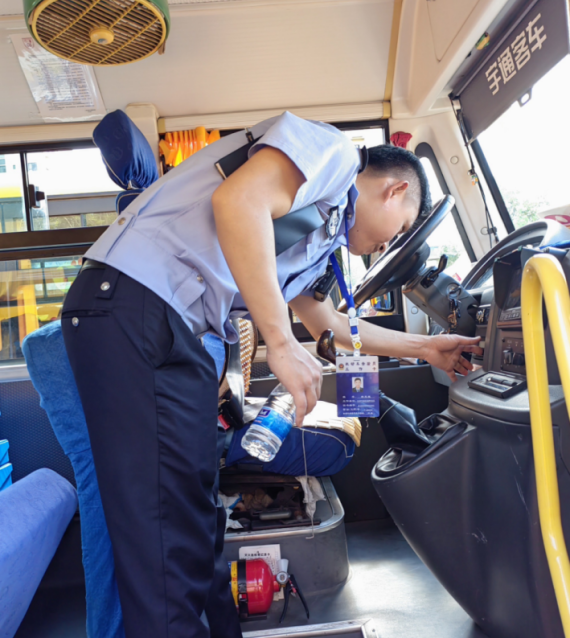 吉陽區教育局聯合相關部門開展校車安全專項檢查/ 吉陽區教育局聯合相關部門開展校車安全專項檢查