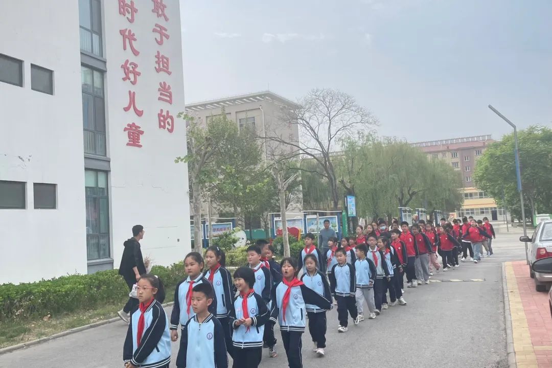 安全“童”行,全力護(hù)航 ——夏津縣實(shí)驗(yàn)小學(xué)開(kāi)展校車(chē)安全疏散演練 圖片