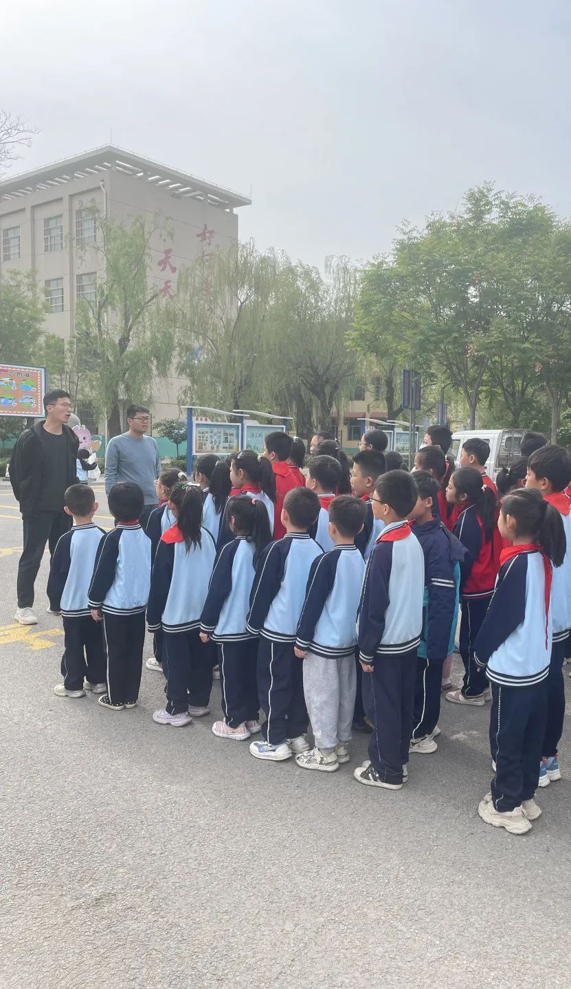 安全“童”行,全力護(hù)航 ——夏津縣實(shí)驗(yàn)小學(xué)開(kāi)展校車(chē)安全疏散演練 圖片