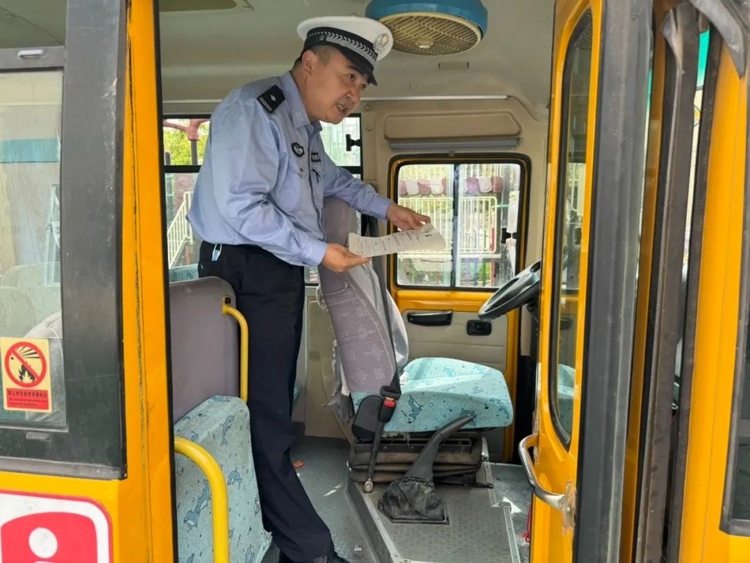 校車安全無(wú)小事！舞陽(yáng)交警開展校車安全檢查，“問題”車輛立即整改
