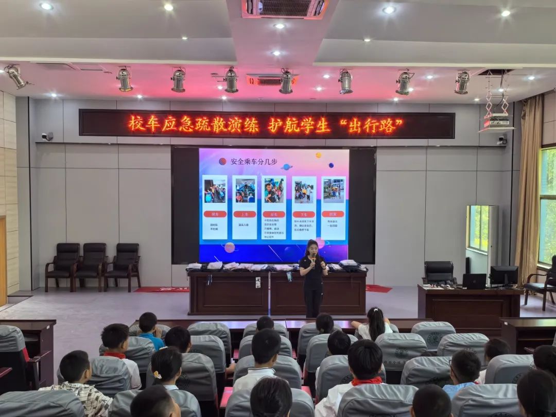護航學(xué)生“出行路”——張澤中小學(xué)校開展校車應(yīng)急疏散演練 護航學(xué)生“出行路”——張澤中小學(xué)校開展校車應(yīng)急疏散演練