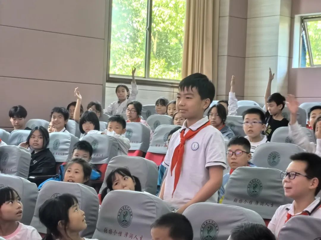 護航學(xué)生“出行路”——張澤中小學(xué)校開展校車應(yīng)急疏散演練 護航學(xué)生“出行路”——張澤中小學(xué)校開展校車應(yīng)急疏散演練