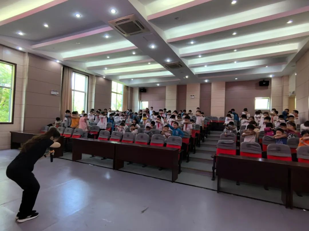 護航學(xué)生“出行路”——張澤中小學(xué)校開展校車應(yīng)急疏散演練 護航學(xué)生“出行路”——張澤中小學(xué)校開展校車應(yīng)急疏散演練