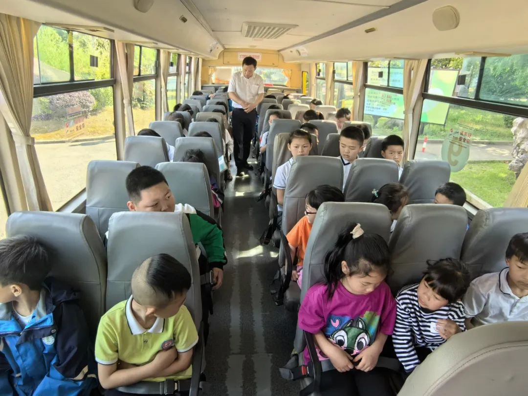 護航學(xué)生“出行路”——張澤中小學(xué)校開展校車應(yīng)急疏散演練 護航學(xué)生“出行路”——張澤中小學(xué)校開展校車應(yīng)急疏散演練