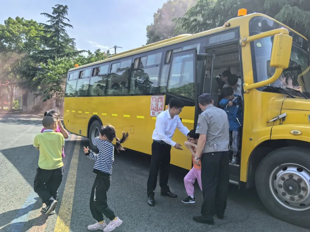 護航學(xué)生“出行路”——張澤中小學(xué)校開展校車應(yīng)急疏散演練 護航學(xué)生“出行路”——張澤中小學(xué)校開展校車應(yīng)急疏散演練