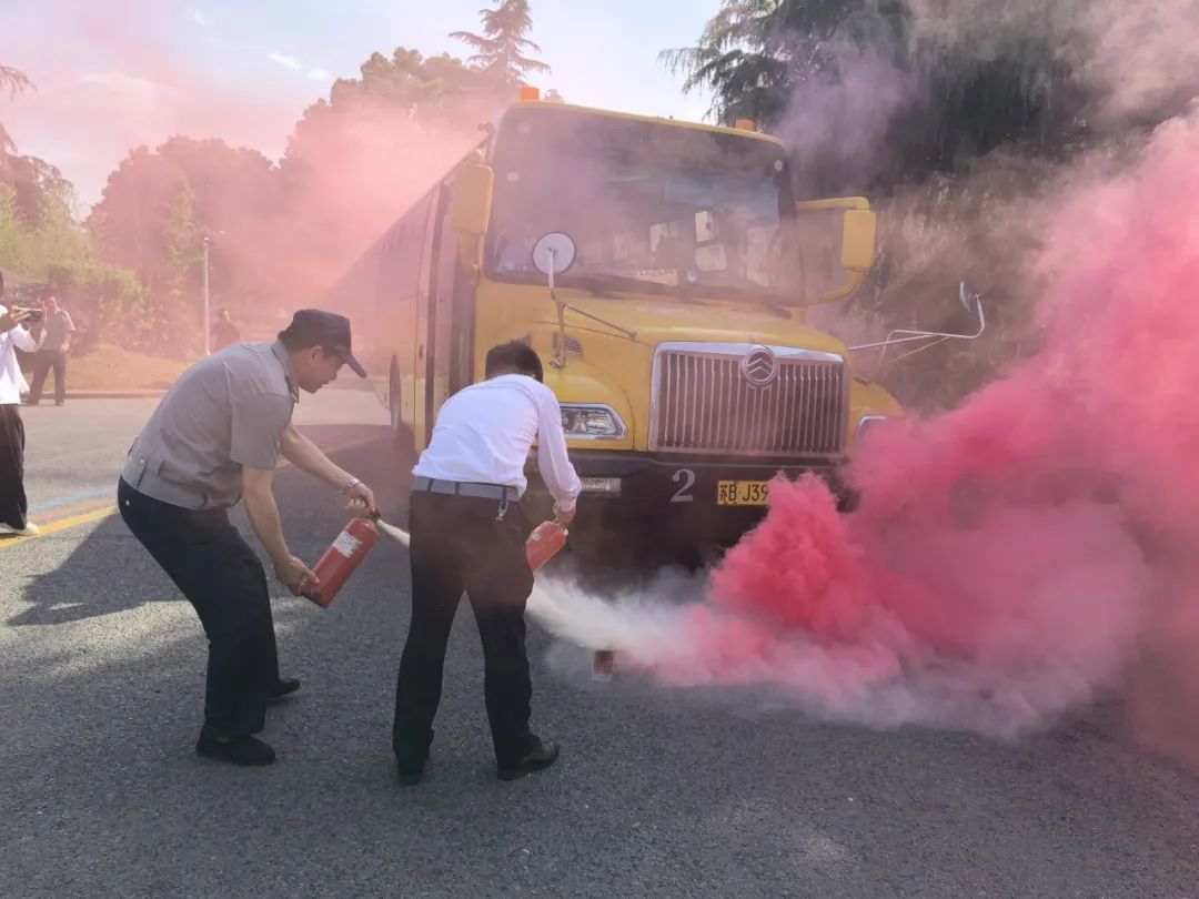 護航學(xué)生“出行路”——張澤中小學(xué)校開展校車應(yīng)急疏散演練 護航學(xué)生“出行路”——張澤中小學(xué)校開展校車應(yīng)急疏散演練