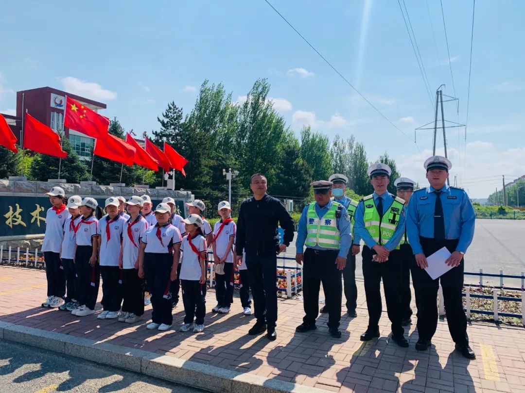 安全始于心 防患始于行|松原公安交警開展“知危險 會避險”校車交通事故應急演練 安全始于心 防患始于行|松原公安交警開展“知危險 會避險”校車交通事故應急演練