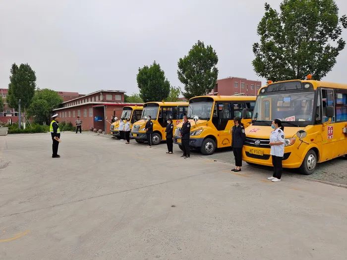 東營交警開展校車應急演練 筑牢師生交通安全防線 圖片