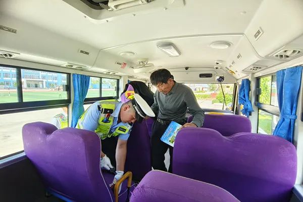 安全生產月 | 暑假即將來臨 阿勒泰交警強化校車安全“大檢查” 擰緊校車出行“安全閥” 圖片