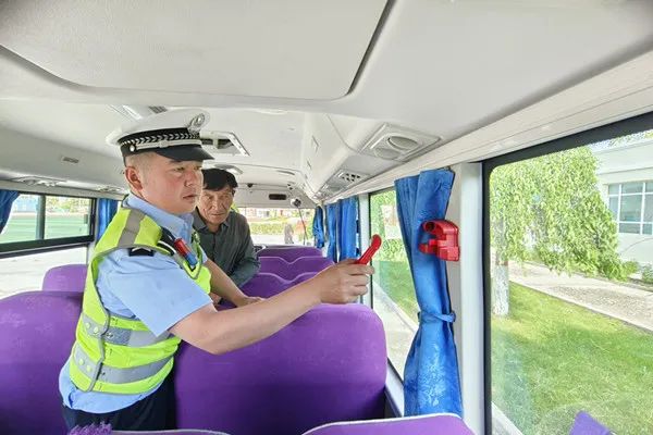 安全生產月 | 暑假即將來臨 阿勒泰交警強化校車安全“大檢查” 擰緊校車出行“安全閥” 圖片