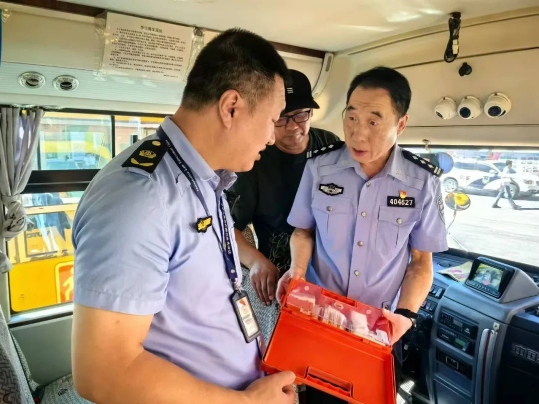 撫順交警：強化校車安全“大檢查”，擰緊校車出行“安全閥”！