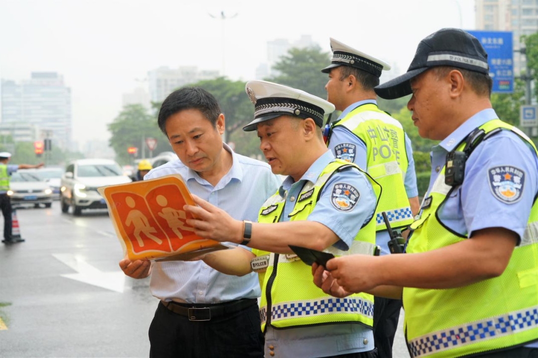 擰緊學(xué)生出行“安全閥”:市教育體育局與市交警支隊聯(lián)合開展全市校車安全檢查 圖片