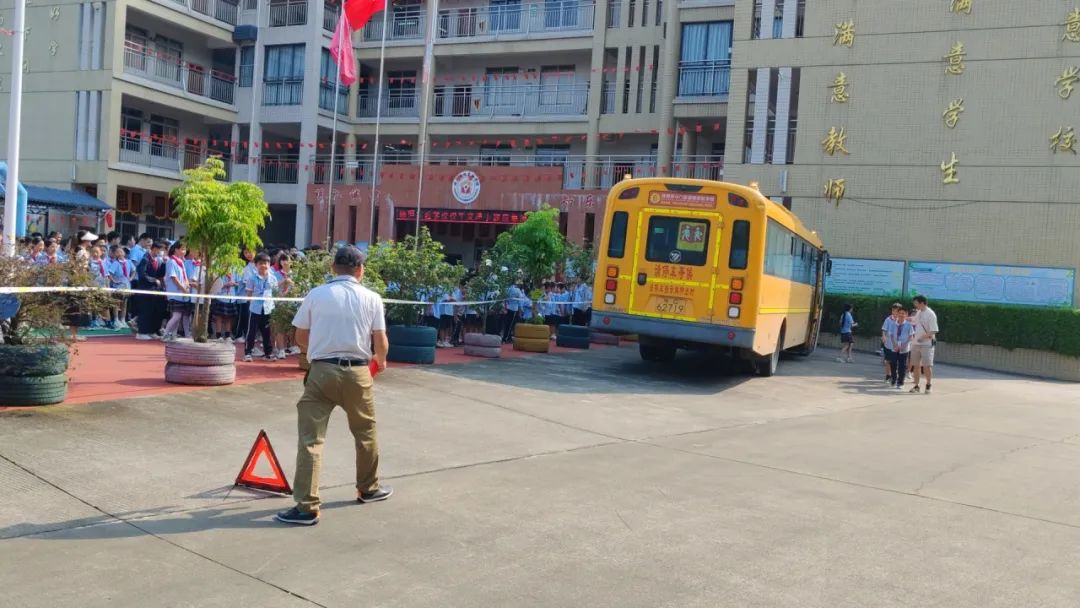 校車演練不松懈,安全意識記心間——珠海市斗門區德恒實驗學校校車交通事故應急演練 圖片