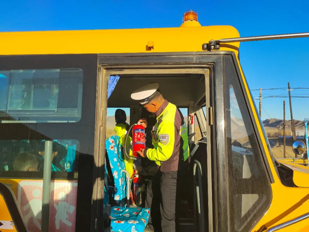 青河公安交警交警:嚴把校車安全關 護航平安上學路 圖片