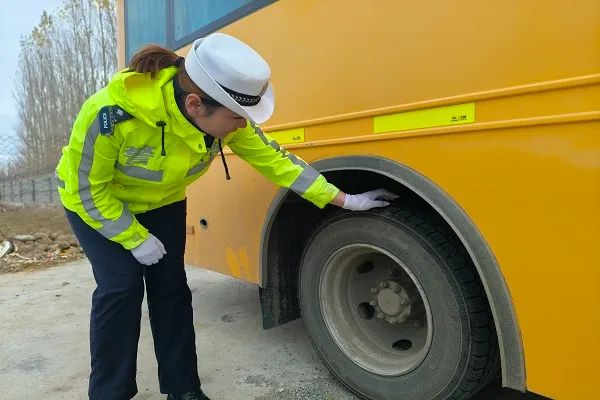 吉木乃交警嚴把校車安全關 護航平安上學路