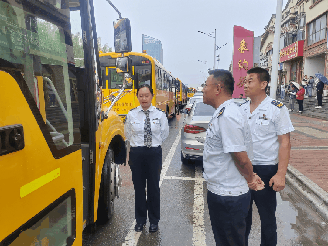 西海岸溫馨校車:每日安全檢查,筑牢校車安全防線 圖片