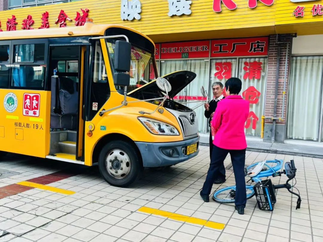 安全乘車 平安“童”行——玉樹幼兒園校車突發事件應急演練 圖片