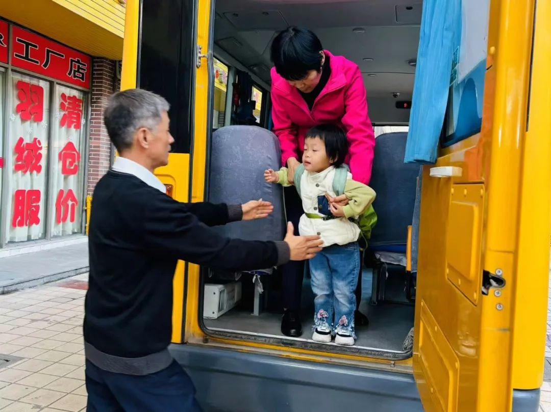 安全乘車 平安“童”行——玉樹幼兒園校車突發事件應急演練 圖片