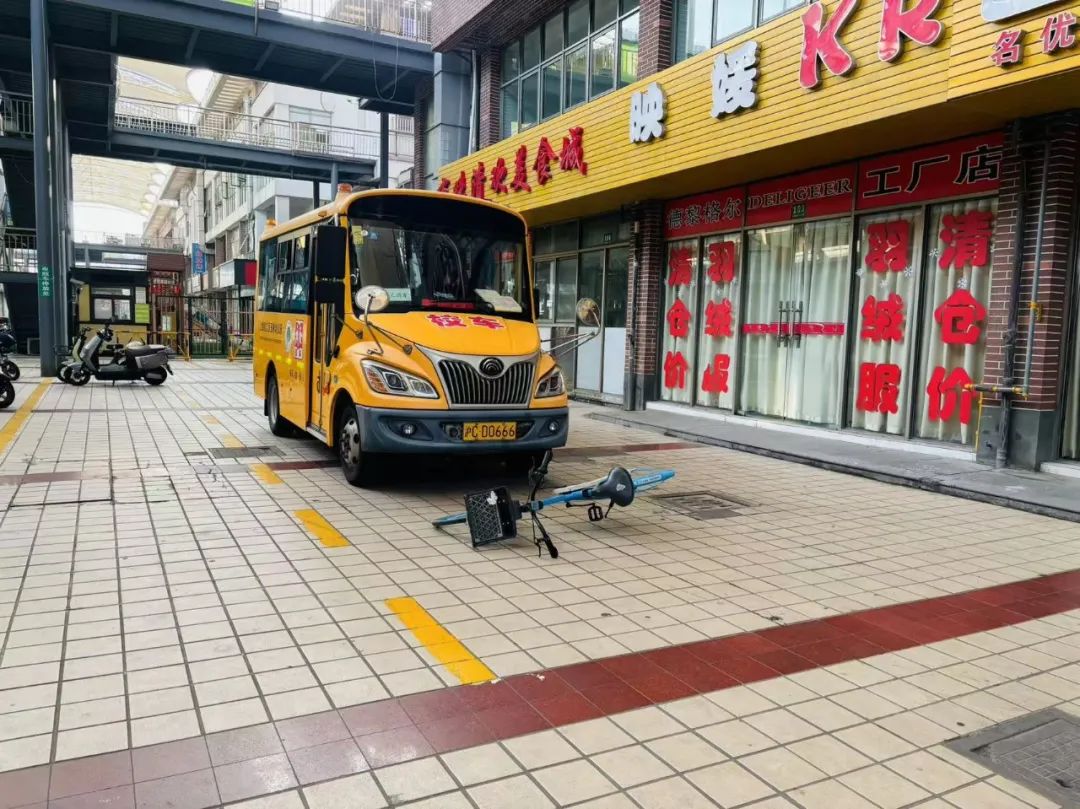 安全乘車 平安“童”行——玉樹幼兒園校車突發事件應急演練 圖片