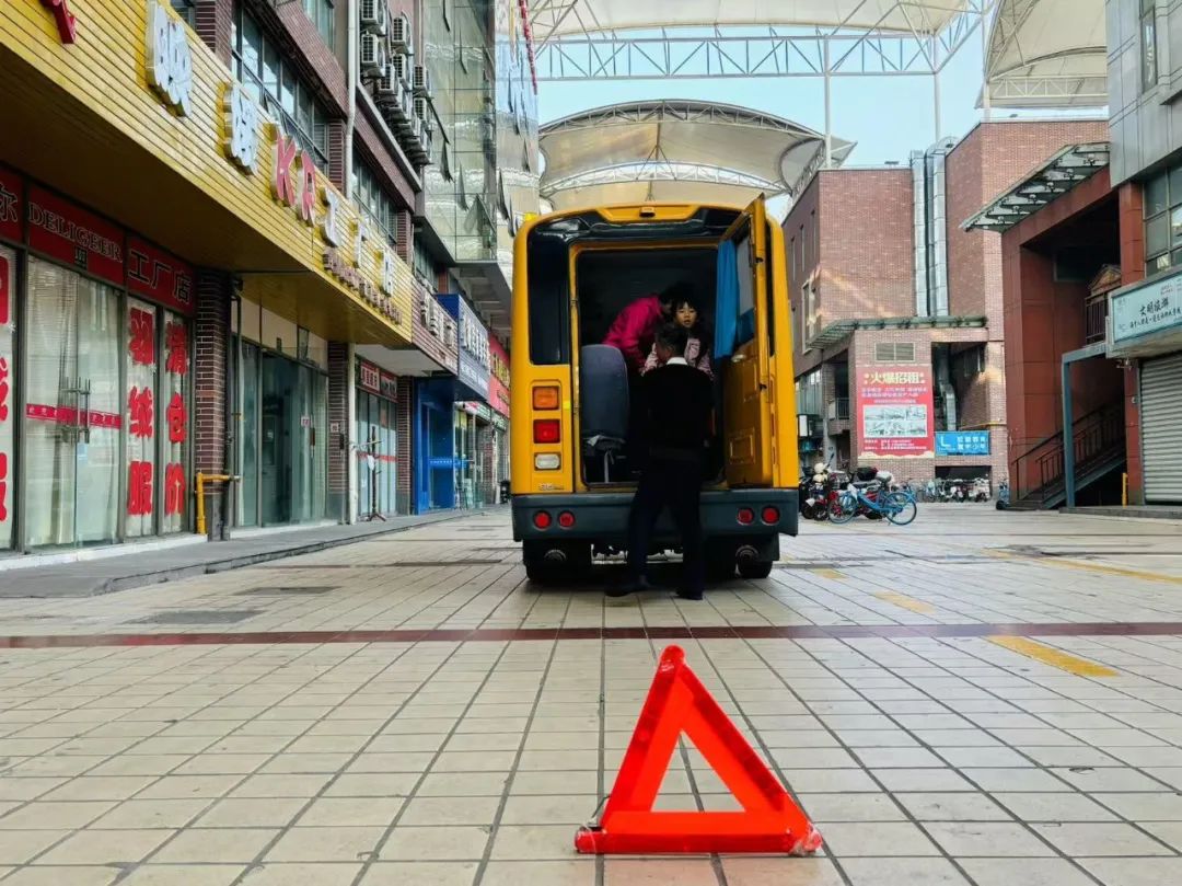 安全乘車 平安“童”行——玉樹幼兒園校車突發事件應急演練 圖片