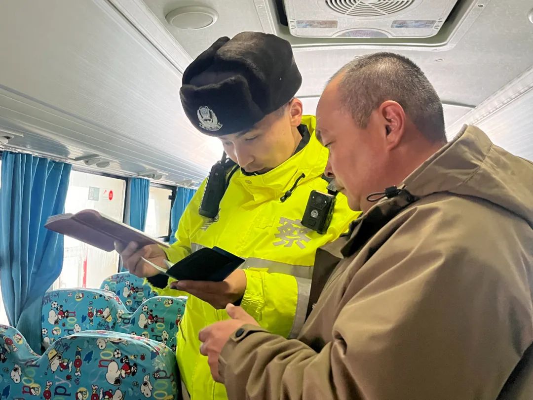 【冬季行動】校車“大體檢”!富蘊公安組織開展校車安全隱患排查整治工作 圖片