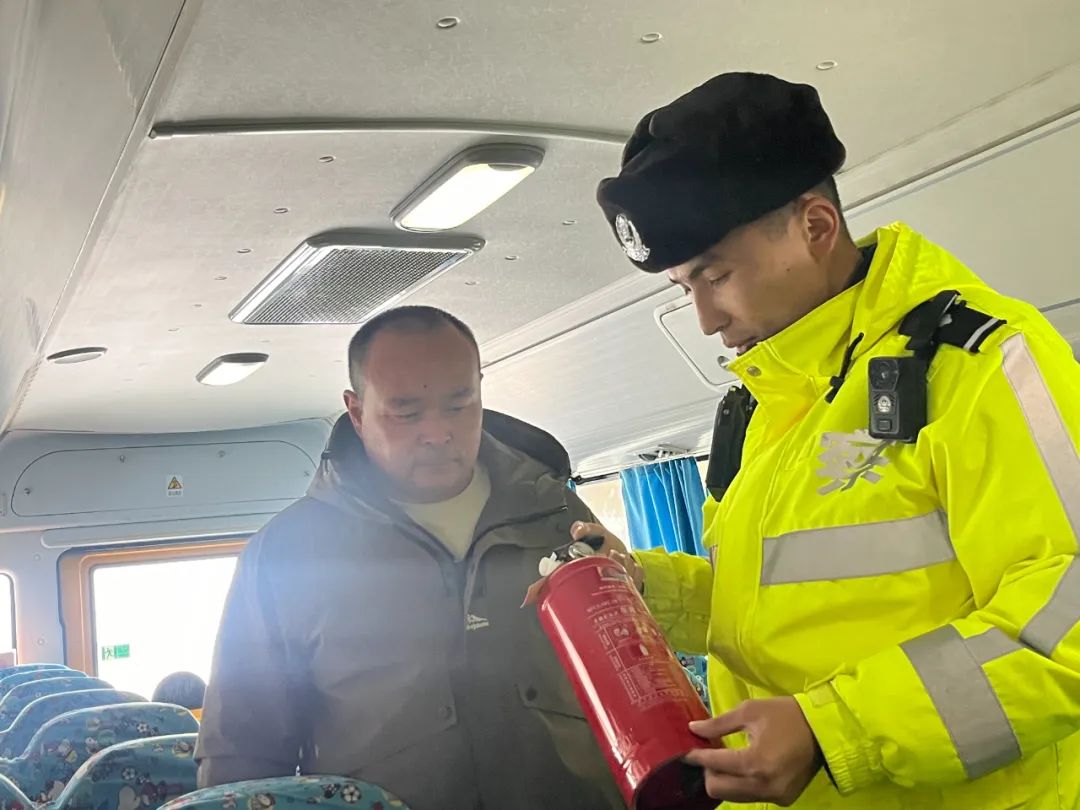 【冬季行動】校車“大體檢”!富蘊公安組織開展校車安全隱患排查整治工作 圖片