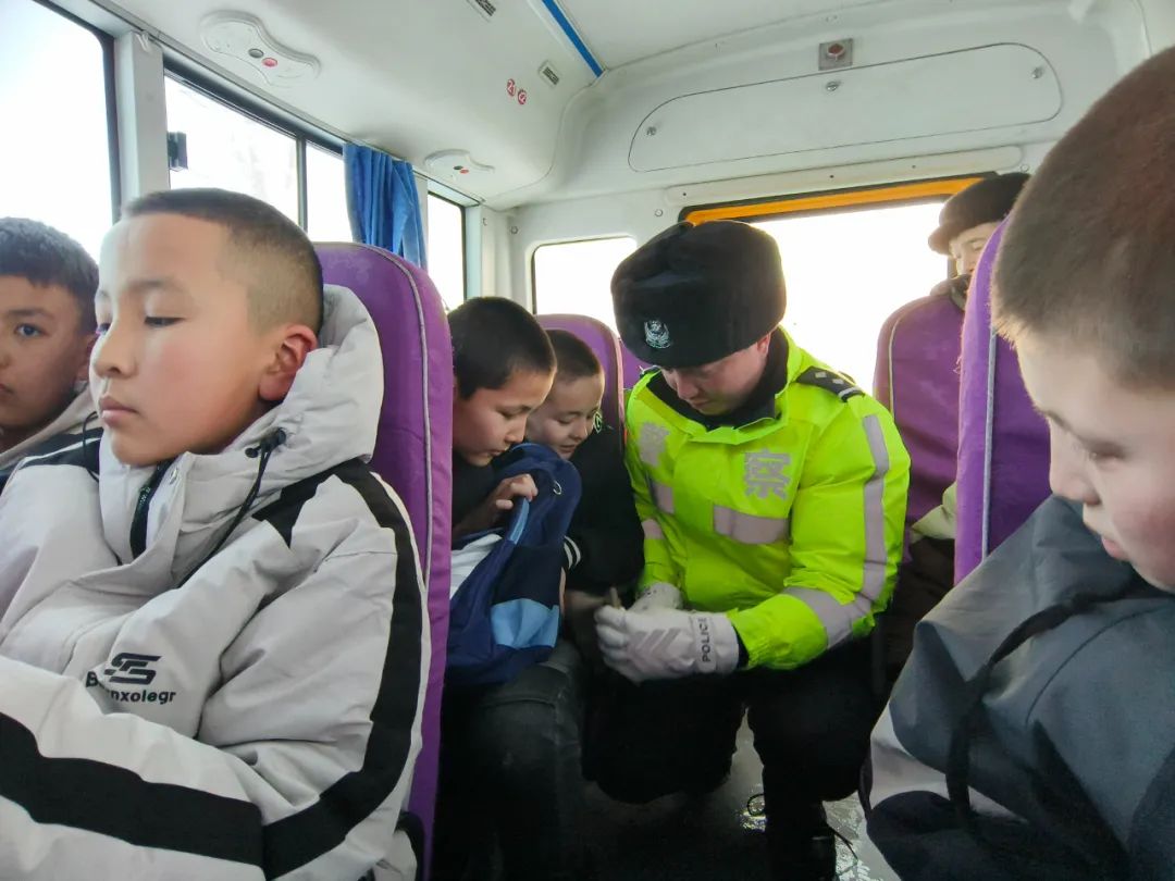 哈巴河交警開展校車突擊檢查 為學生出行筑牢安全防線 圖片