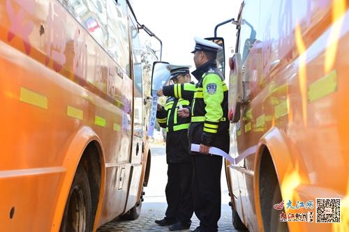 武寧交警組織開展寒假校車安全檢查