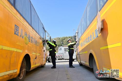 武寧交警組織開展寒假校車安全檢查