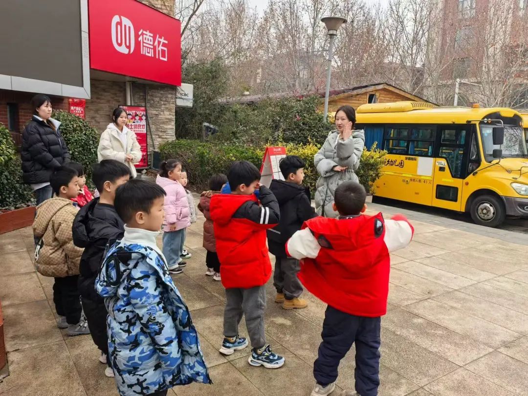 安全“童”行，伴我成長——鄭州市金水區(qū)清水苑幼兒園校車突發(fā)事故模擬應急演練