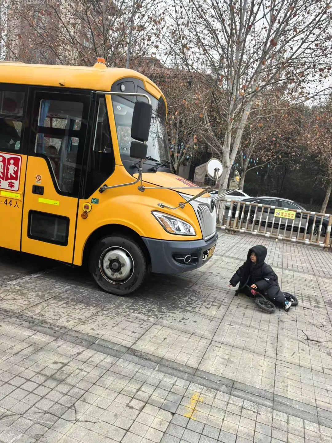 安全“童”行，伴我成長——鄭州市金水區(qū)清水苑幼兒園校車突發(fā)事故模擬應急演練