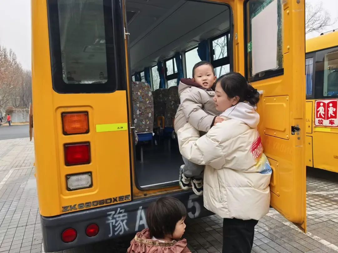 安全“童”行，伴我成長——鄭州市金水區(qū)清水苑幼兒園校車突發(fā)事故模擬應急演練